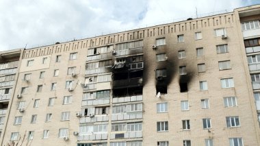 Irpin, Ukrayna, Nisan 2022. Savaştan sonra zemin yanmış. Rusya 'yla savaşın sonuçları. Yıkılmış binalar ve evler. Korkunç bir yıkım.