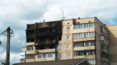 Irpin, Ukrayna, Nisan 2022, yüksek binaları yıktı. Rusya 'yla savaşın sonuçları. Yıkılmış binalar ve evler. Korkunç bir yıkım.