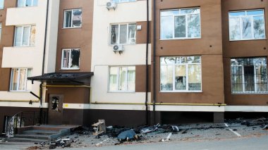 Irpin, Ukrayna, Nisan 2022, yıkılan ev. Rusya 'yla savaşın sonuçları. Yıkılmış binalar ve evler. Korkunç bir yıkım.