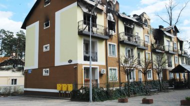 Irpin, Ukrayna, Nisan 2022, üç katlı yıkılmış bir bina. Rusya 'yla savaşın sonuçları. Yıkılmış binalar ve evler. Korkunç bir yıkım.