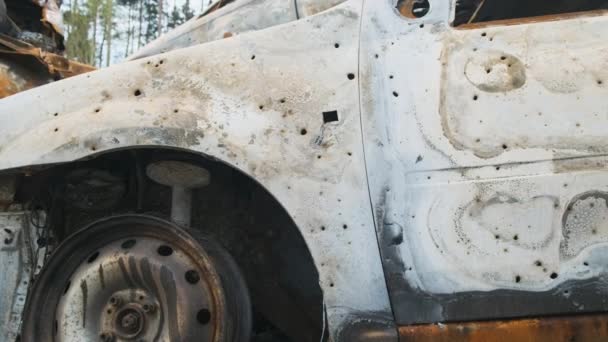 Irpin, Rusty verbrandde gepantserde auto 's, de gevolgen van de invasie van het Russische leger in Oekraïne. Oorlog in Oekraïne — Stockvideo