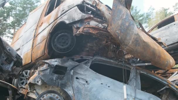 Irpin, Rusty verbrannten Autos auf dem Parkplatz, die Folgen der Invasion der russischen Armee in der Ukraine. Krieg in der Ukraine — Stockvideo