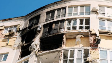 Irpin, Ukrayna, Nisan 2022, bir apartman dairesi yıkıldı. Ukrayna 'da savaş, şehrin bombalanması ve işgalinin sonuçları.