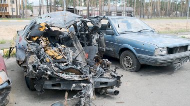 Irpin, ezilmiş ve bombalanmış bir araba, Rus ordusunun Ukrayna 'yı istila etmesinin sonuçları. Ukrayna 'da Savaş