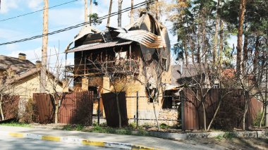 Irpin, Ukrayna, Nisan 2022, Rusya ile savaştan sonra. Yıkılmış binalar ve evler. Korkunç bir yıkım.