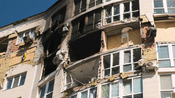 Irpin, Ukrayna, Nisan 2022. Rus birliklerinin işgalinden sonra konut binalarının tahrip edilmesi. Ukrayna 'da savaş, bombardımanın sonuçları