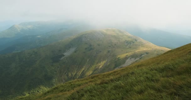 Blick auf die Berge in dicken Wolken. Nebel nach dem Regen. Bergwetter. Karpaten, Ukraine, Europa. — Stockvideo