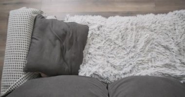 Yorgun kız, kanepeye yüzüstü düşüyor. İşten sonra, sıkı çalışma günü, yorgunluk. Üst görünüm, orta ekran