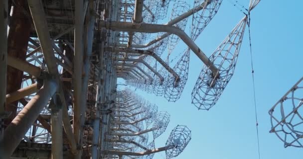 Radioantennbåge, Tjernobyl 2. Metallkonstruktion av en militärantenn. Sovjetunionens arv. Ukraina — Stockvideo