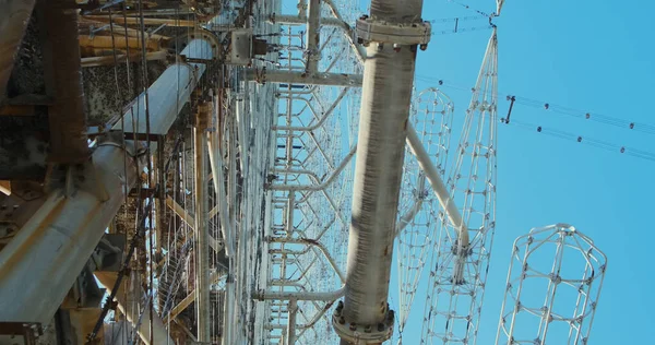 Vista inferior, antena de rádio Chernobyl 2, instalação militar, radar mettal gigante. Ucrânia, durante o dia. — Fotografia de Stock