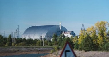 Sarcophagus Çernobil, dördüncü reaktör, barınak. Metal hangar, hareket halindeki bir otobüsten manzara.
