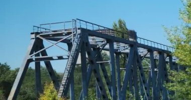 Çernobil 'deki soğutma kulesi. Terk edilmiş nükleer enerji santrali. Çernobil faciası. Tur otobüsünün penceresinden yasaklama bölgesine görüntüle.