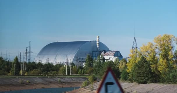 Sarkofag Czarnobyl, czwarty reaktor, schronienie. Metalowy hangar, widok z jadącego autobusu na wycieczkę — Wideo stockowe