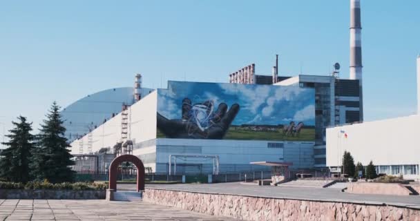 ウクライナ、チェルノブイリ、 2021年10月。原子炉の4番目のブロックの石棺の建物にチェルノブイリで壁画。ソビエト連邦の悲劇、チェルノブイリの災害の記憶 — ストック動画