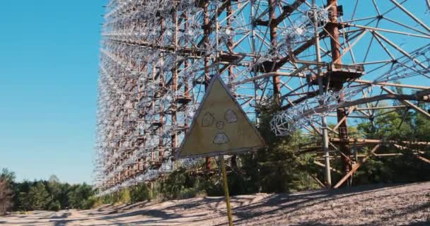 Чернобыль, радиационный знак рядом с военным радаром Даг. Гигантская антенна холодной войны СССР. Украина. — стоковое видео