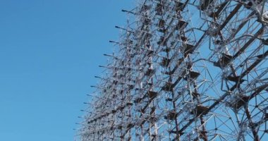 Ormanın ortasında askeri telsiz antenlerinden oluşan on katlı bir duvar. SSCB askeri tesisi, Soğuk Savaş, Çernobil, Ukrayna. Yüksek kalite 4k görüntü