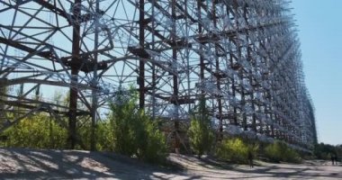 SSCB 'nin metal askeri antenlerinden oluşan dev bir duvar, bir radar yayı, Ukrayna, Çernobil' de terk edilmiş gizli bir tesis. Yüksek kalite 4k görüntü