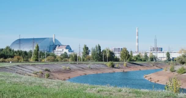 Enorme Hangar Een Fabriek Een Kerncentrale Leidingen Een Waterkoelkanaal Voor — Stockvideo