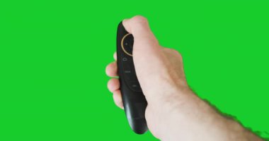 Akıllı TV 'nin uzaktan kumandası. Parmak klik sesi, yeşil ekran, krom anahtar. Yüksek kalite 4k görüntü