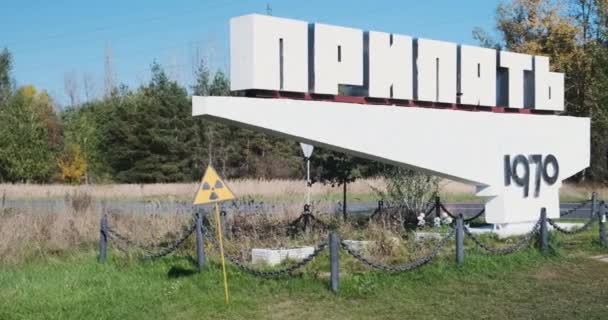 Betongmonument Namnet Staden Pripyat Exklusionszon För Tjernobyl Strålningssignal Högkvalitativ Film — Stockvideo