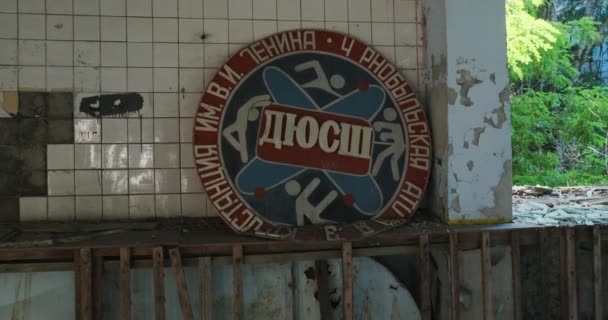 在体育馆的墙上 挂着一个巨大的模拟墙上时钟和一张苏联的海报 禁区普里皮亚特切尔诺贝利灾难的后果鬼城 允许的建筑 高质量4K — 图库视频影像
