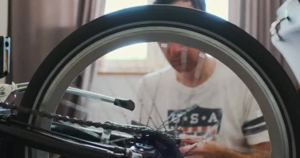 사람은 자전거 바퀴를 돌리는데 자전거를 수리하는 클로즈업 운전대 확인하고 고품질 — 비디오