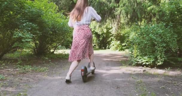Eine Verkleidete Fährt Mit Einem Elektroroller Auf Einem Weg Einem — Stockvideo