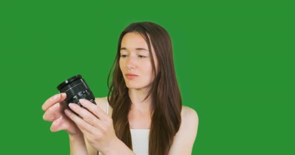 Jeune Fille Photographe Tient Objectif Dans Ses Mains Met Avant — Video