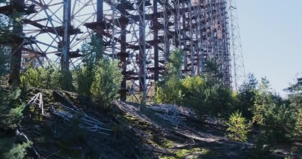 无线电雷达天线的金属墙 阳光照射在建筑物上 乌克兰切尔诺贝利森林中的工业废弃军事雷达 高质量的4K镜头 — 图库视频影像