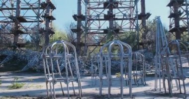 Askeri radar antenleri, büyük metal yapılar. Çernobil 'deki terk edilmiş askeri tesis. Anten duvarı. Yüksek kalite 4k görüntü