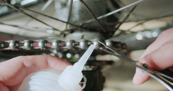 Contenitore Con Lubrificazione Catena Una Bicicletta Una Mano Uomo Taglia — Video Stock