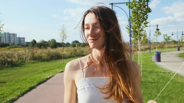 Süper Slomo Genç Bir Kız Uzun Saçlarına Elleriyle Dokunur Parkta — Stok video