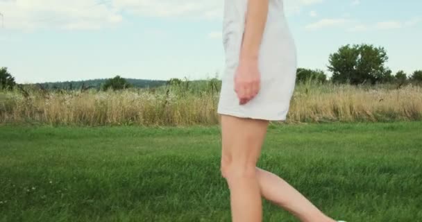 Mujer Irreconocible Vestido Verano Blanco Camina Largo Hierba Verde Arbustos — Vídeos de Stock