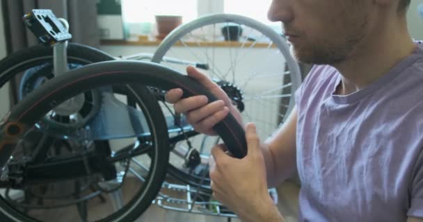 Mężczyzna Trzyma Kamerę Rowerową Dłoniach Pokazuje Niej Naklejone Nakłucia Domowe — Wideo stockowe
