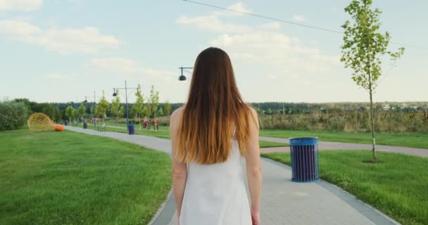 Kvinnliga Promenader Längs Gångvägen Parken Med Grön Gräsmatta Humörsvängningar Depression — Stockvideo