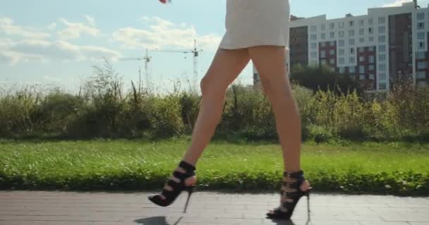Μακρυπόδης Νεαρή Γυναίκα Ψηλά Τακούνια Κοντό Φόρεμα Περπατάει Στο Πεζοδρόμιο — Αρχείο Βίντεο
