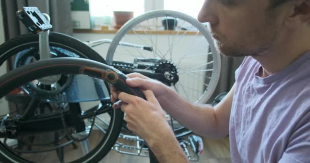 男人检查自行车内胎是否有穿孔 试穿轮胎 看看这些密封的斑块 家庭自行车车间的概念 自己动手 自己修理 特写镜头 高质量的4K镜头 — 图库视频影像