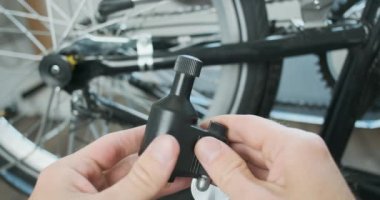 Retro velo dinamo 'yu tutan eller. Bisiklete bir bisiklet jeneratörü yerleştirmek. Yakın plan, bisiklet dükkanında. Yüksek kalite 4k görüntü