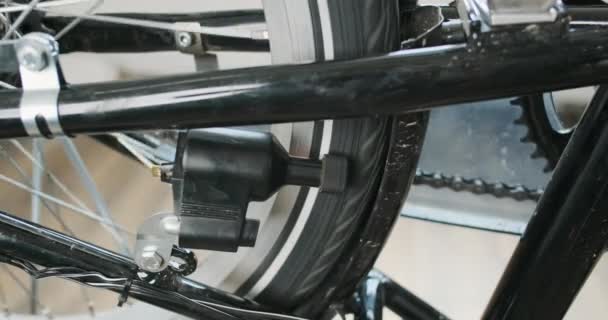 自行车动力 车轮和踏板旋转 一种老式的自行车发电机 它把电绕在轮胎上旋转 高质量的4K镜头 — 图库视频影像