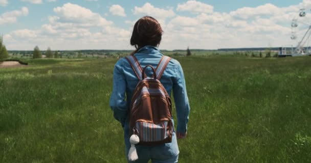 Młoda Kobieta Plecakiem Ubrana Dżinsy Przechodzi Przez Zielone Pole Wysoką — Wideo stockowe