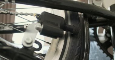 Bisiklet dinamosu ile elektrik üretimi. Tekerleğin çarkını çevir. Dinamo yavaş çekim, yakın çekim. Yüksek kalite 4k görüntü