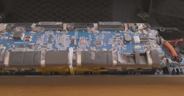 拆卸电池控制器 电路板闪烁着二极管检查内部的高压电池 概念修复 高质量的4K镜头 — 图库视频影像