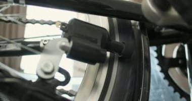 Bisiklet dinamosu ile elektrik üretimi. Tekerleğin çarkını çevir. Dinamo yavaş çekim, yakın çekim. Yüksek kalite 4k görüntü