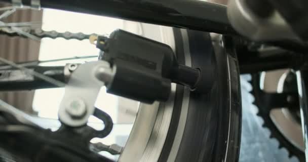 自転車のダイナモマシンを介して生産電力 タイヤにホイールを回転させます ダイナモスローモーション クローズアップ 高品質4K映像 — ストック動画