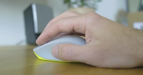 Mans Mão Começa Trabalhar Com Mouse Computador Vista Lateral Close — Vídeo de Stock