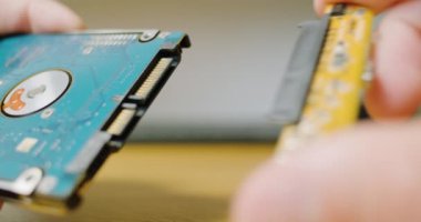 Mans el, sata kontrol panelini harici bir sürücü cebi için sabit diske bağlar. Yakın plan. Yüksek kalite 4k görüntü