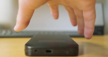 Mans bilgisayar harici hard diskini söker. HDD cebini kapatıyor. Onarım anlayışı, veri bozulması, bilgisayar atölyesi. Yakın plan. Yüksek kalite 4k görüntü