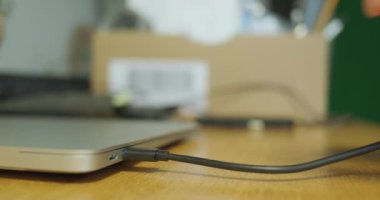 Mans dizüstü bilgisayardan C tipi kabloyu çıkardı. Bağlantıyı kes, veri transferi. Bağlantı defterini kapat, kapat. Yüksek kalite 4k görüntü