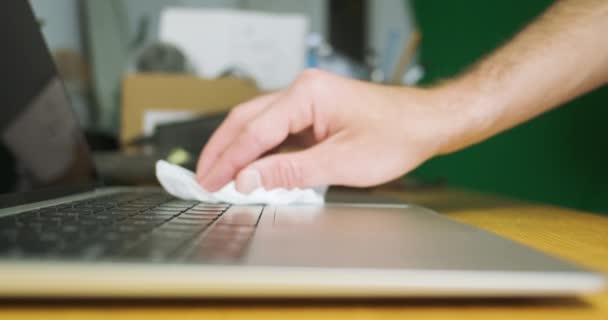 男人们用湿布从灰尘中擦拭笔记本电脑键盘 概念照顾笔记本电脑 照顾东西 高质量的4K镜头 — 图库视频影像