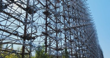 SSCB 'nin metal askeri antenlerinden oluşan dev bir duvar, bir radar yayı, Ukrayna, Çernobil' de terk edilmiş gizli bir tesis. Yüksek kalite 4k görüntü
